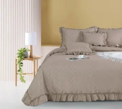 Taupe Narzuta Pikowana Z Falbanką RUFFY