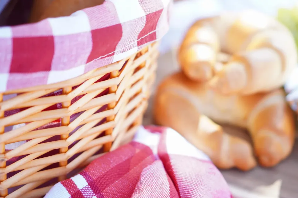 Wiklinowy Kosz Piknikowy z Rączką i Tkaniną Czerwony