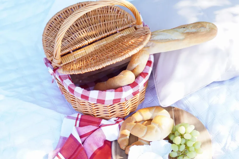 Wiklinowy Kosz Piknikowy z Rączką i Tkaniną Czerwony