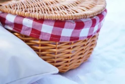 Wiklinowy Kosz Piknikowy z Rączką i Tkaniną Czerwony