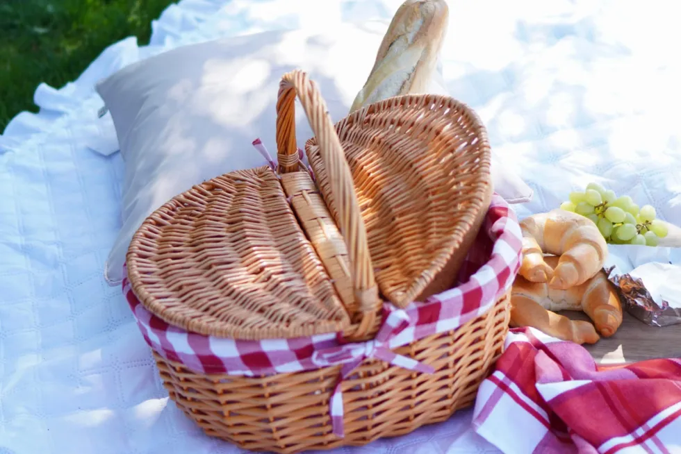 Wiklinowy Kosz Piknikowy z Rączką i Tkaniną Czerwony
