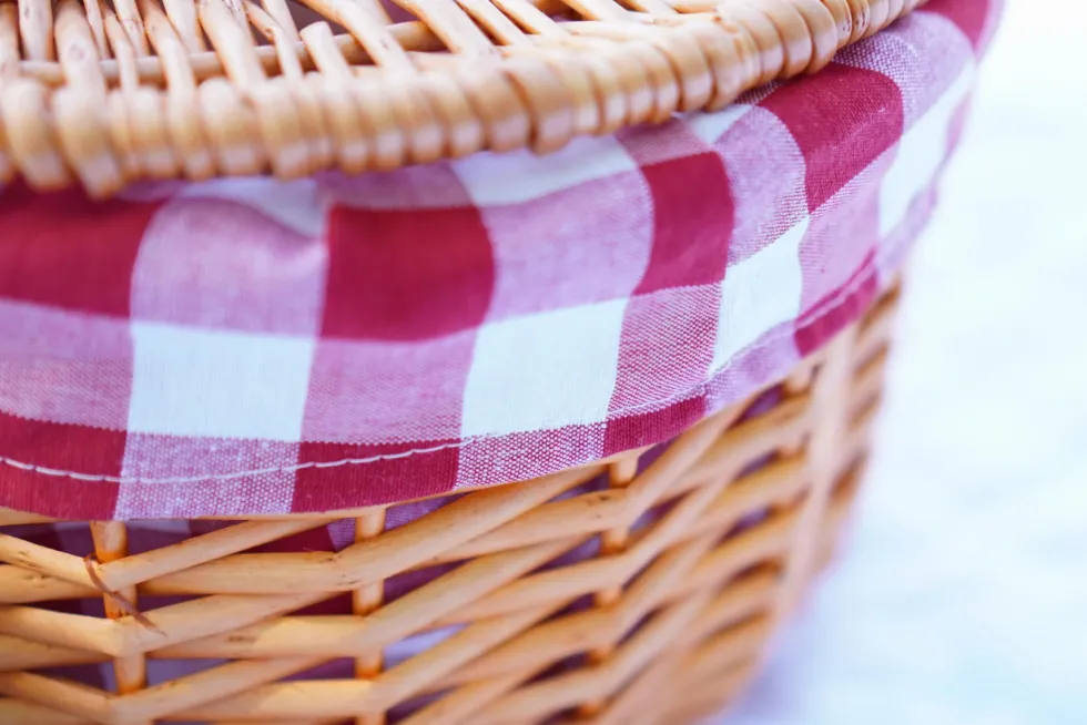 Wiklinowy Kosz Piknikowy z Rączką i Tkaniną Czerwony