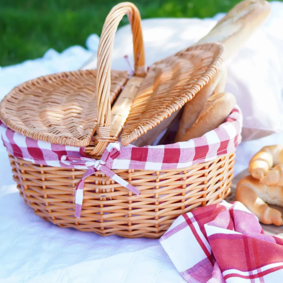 Wiklinowy Kosz Piknikowy z Rączką i Tkaniną Czerwony