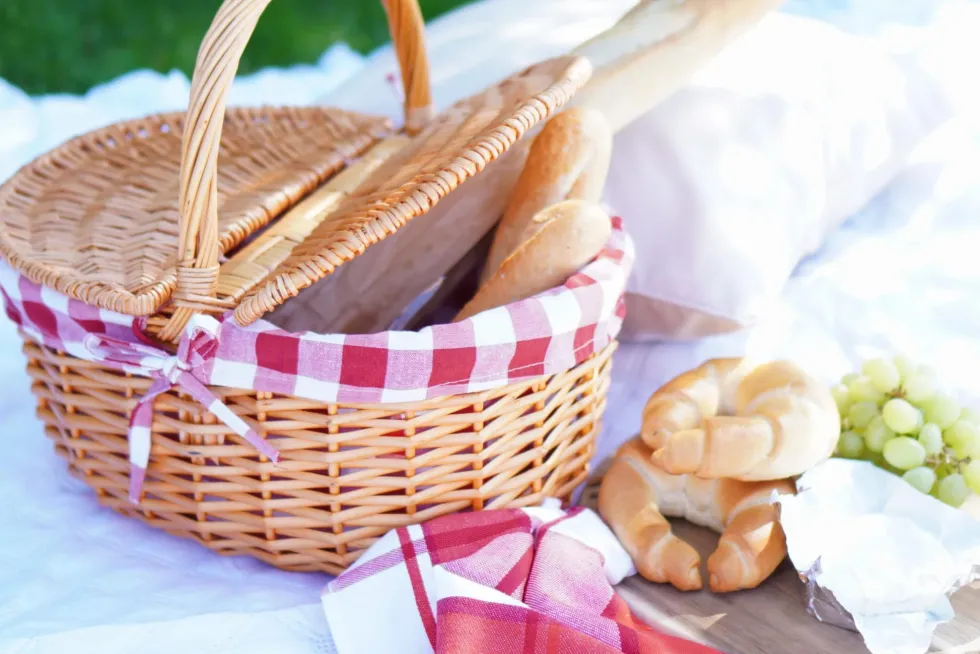 Wiklinowy Kosz Piknikowy z Rączką i Tkaniną Czerwony